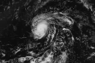 El huracán Danny sigue debilitándose en su avance