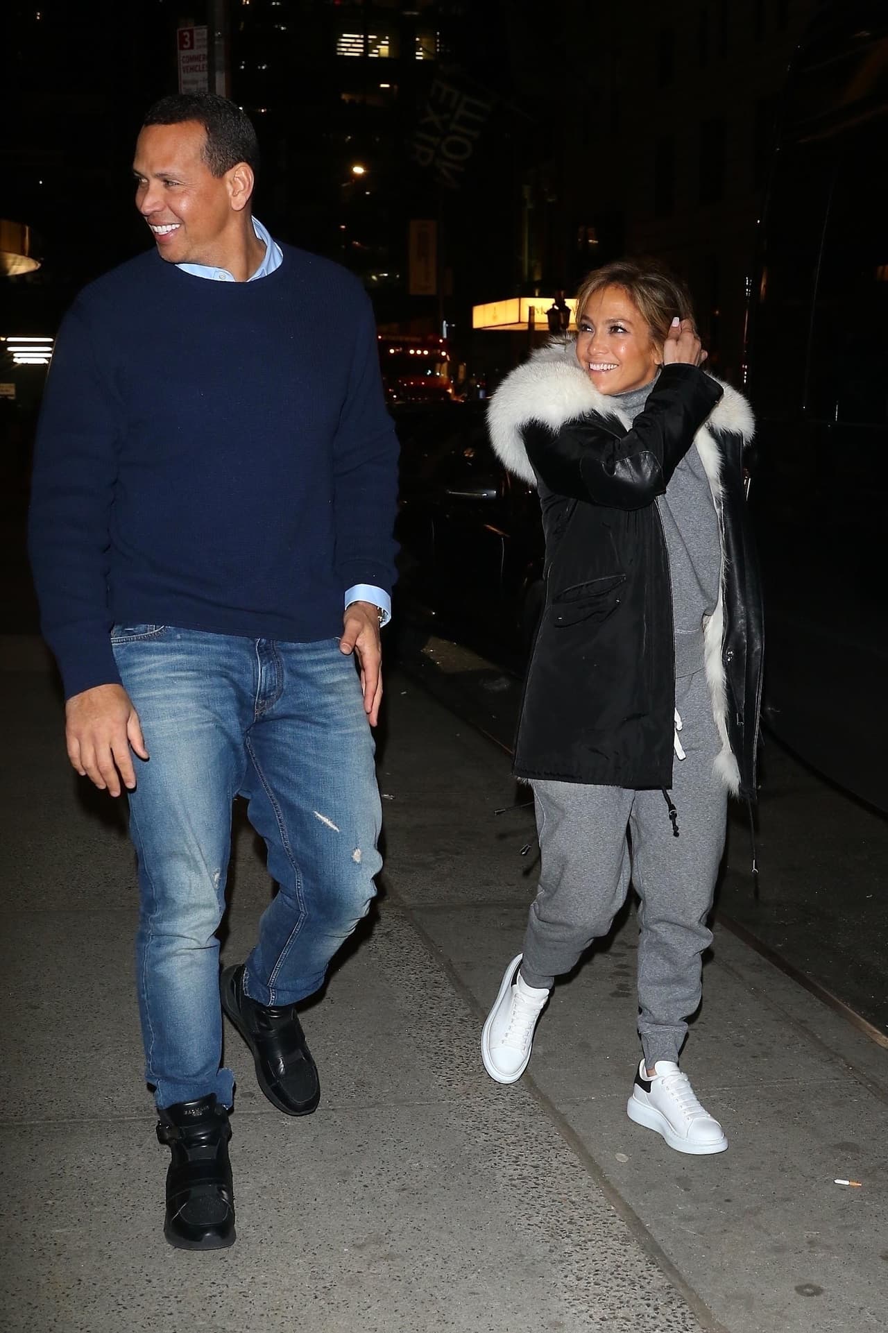 A la pregunta de si ya tienen fecha para la boda, Jennifer López respondió: "Estamos en el proceso".