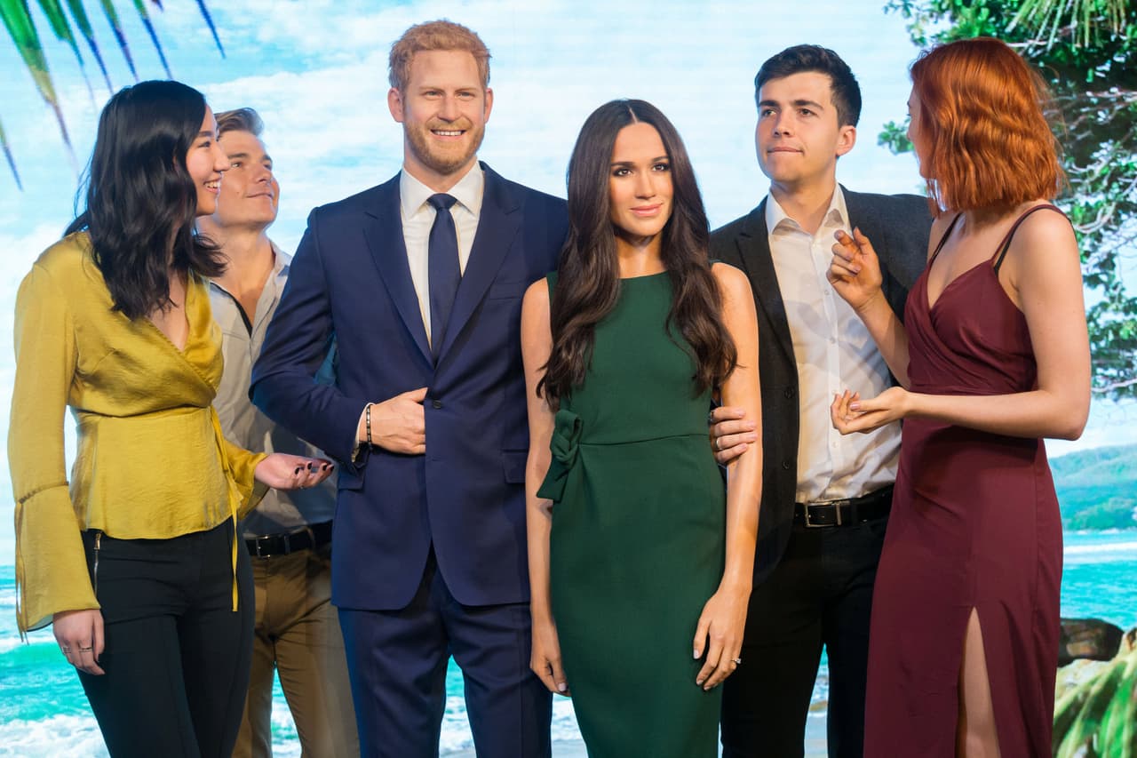 La réplica lleva el vestido verde que lució la exactriz cuando la pareja anunció su compromiso, en noviembre, y hasta una copia del anillo.