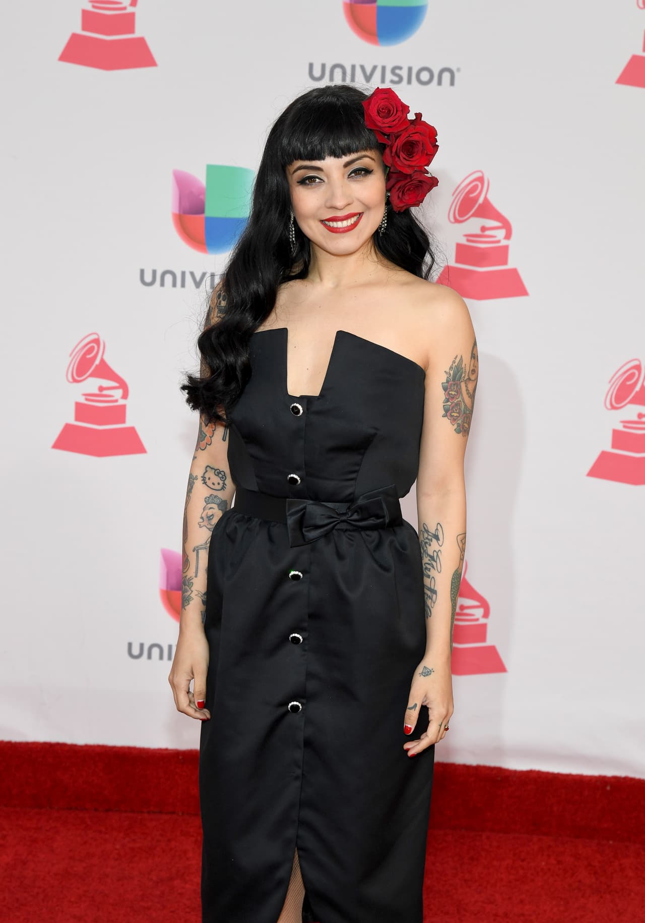 Sus canciones 'Amor Completo' y 'Tu Falta De Querer' se colocaron entre las 100 mejores de las listas de radio en 2016, temas que formaban parte del álbum Mon Laferte Volumen 1.
