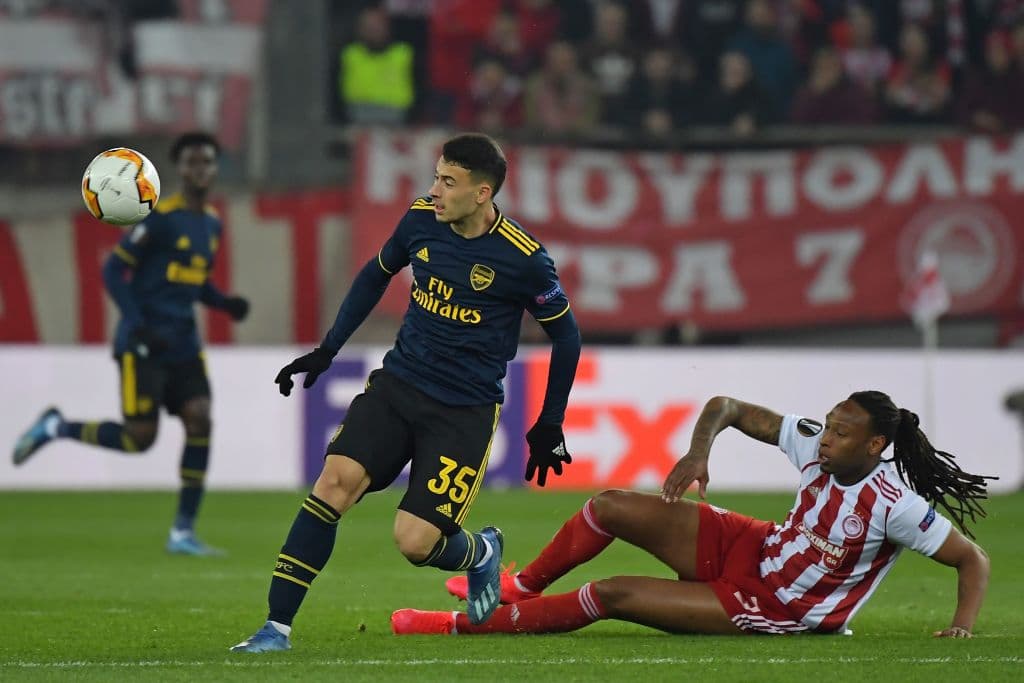 Olympiacos trata de tomar ventaja y continúan atacando al Arsenal por la parte derecha.
