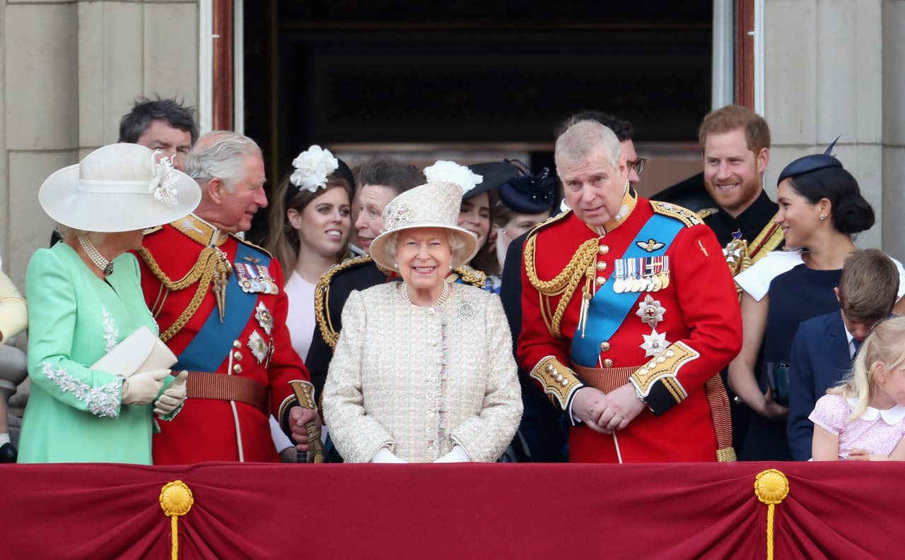 Este sábado 8 de junio se celebró el desfile en honor a la reina Elizabeth, de Gran Bretaña. Ella nació el 21 de abril de 1926, pero la "Trooping of colours", como se llama el evento, siempre se realiza después. La acompañaron sus hijos, el príncipe Carlos y el príncipe Andrés. Además, el príncipe Harry y su esposa Meghan, duquesa de Sussex, en su primera parición pública después de dar a luz a su hijo Archie, y el príncipe William, entre otros.