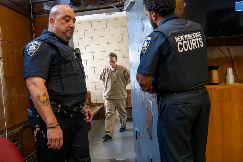 Las víctimas reportaron que las 
<b>drogó, esposó, amordazó con cinta adhesiva y torturó con una picana eléctrica o taser</b> y un collar de choques.