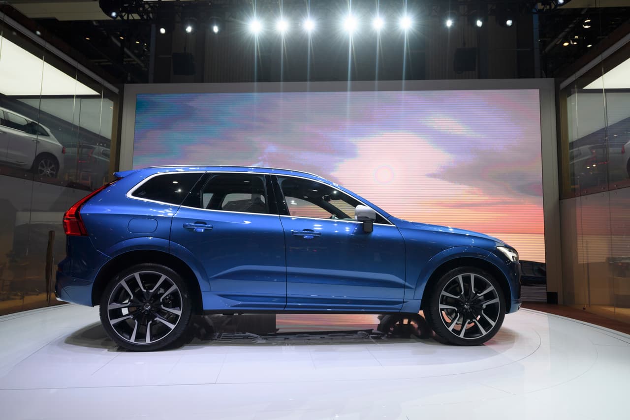 Otra de las estrellas del Auto Show de Ginebra que hizo su debut estadounidense en Nueva York foe la segunda generación de la Volvo XC60. La 
<b><a href="http://www.univision.com/noticias/volvo/la-nueva-volvo-xc60-es-una-camioneta-para-a-quienes-el-amor-les-entra-por-los-ojos" target="_blank">Volvo XC60 2018 </a></b>es una camioneta hermosamente estilizada que cuenta con un sorprendente sabor deportivo, especialmente cuando consideramos las líneas formales y rigurosas de su hermana mayor la XC90.
