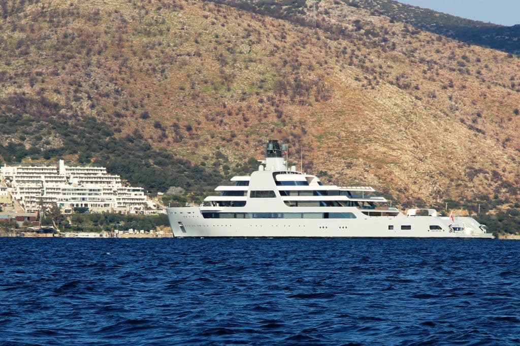 El yate de lujo con bandera de Las Bermudas 'My Solaris', perteneciente al oligarca ruso Roman Abramovich, navega cerca del complejo costero del mar Egeo en Bodrum, en Mugla, al suroeste de Turquía, el 21 de marzo de 2022. 
<a href="https://www.univision.com/noticias/mundo/perfil-roman-abramovich-magnate-ruso-chelsea-negociador-putin-ucrania">Abramovich es propietario del club de fútbol Chelsea</a> de la Liga Premier, y ya fue sancionado en el Reino Unido por sus lazos con el Kremlin.