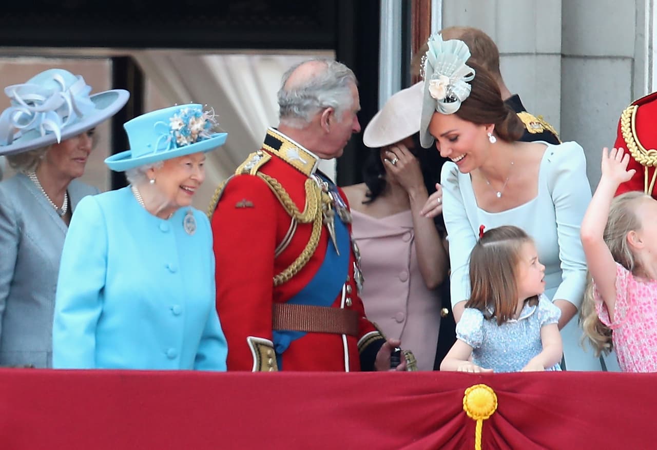 Cuando los pequeños principitos Charlotte y George robaban cámara, hubo un momento en el que las bromas de Meghan y Harry llegaron a los oídos del príncipe Carlos, quien volteó a verlos mientras la ruborizada duquesa de Sussex se tapaba el rostro.