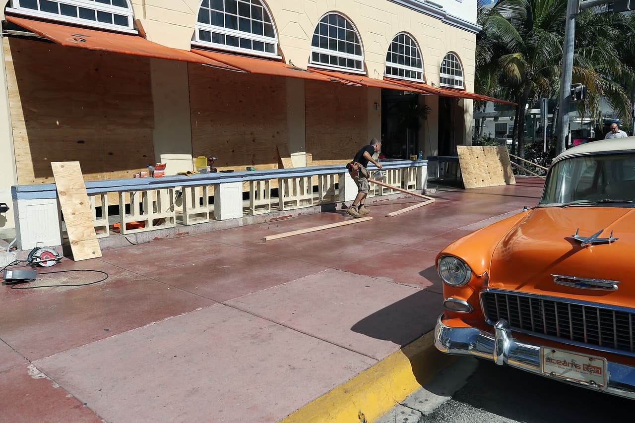 Revisa ahora que tienes tiempo si tienes cobertura contra huracanes, la mayoría de las poblaciones costeras con presencia frecuente de tormentas y huracanes suelen tenerla. Ten a la mano estos teléfonos 
<b><a href="http://www.flains.org/conduct-your-home-inventory-now-before-you-suffer-hurricane-damage.html">(850) 386-6668 ext. 229, (fax: 386-7371) </a><a href="http://www.flains.org/conduct-your-home-inventory-now-before-you-suffer-hurricane-damage.html">del Insurance Council de Florida</a></b>, organización que te puede ayudar a resolver cualquier duda con tu seguro.
<br>