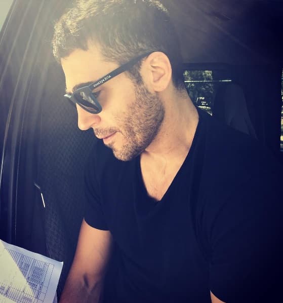 El apuesto y musculoso actor llega a la pantalla de UniMás para enamorarnos como ‘Alberto Márquez’ en la serie Velvet. Aquí te dejamos con las mejores del galán español más deseado por todas.