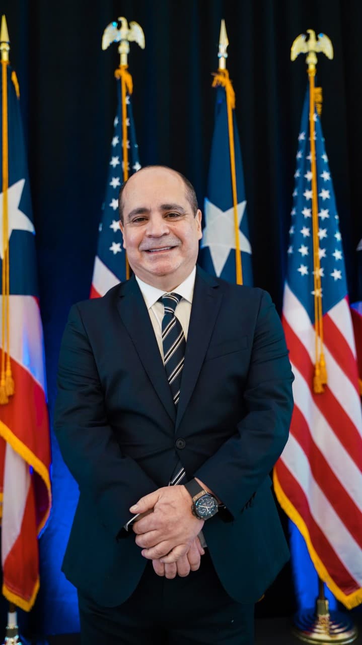 José Colón Grau - Pierluisi nombró a un médico como comisionado del Cuerpo de Emergencias Médicas. El doctor Colón Grau, quien obtuvo su bachillerato en Ciencias y Pre Médica del Recinto Universitario de Mayagüez de la Universidad de Puerto Rico, estudió en la Escuela de Medicina de Ponce e hizo su Especialidad en Medicina de Emergencia en el Recinto de Ciencias Médicas de la UPR.