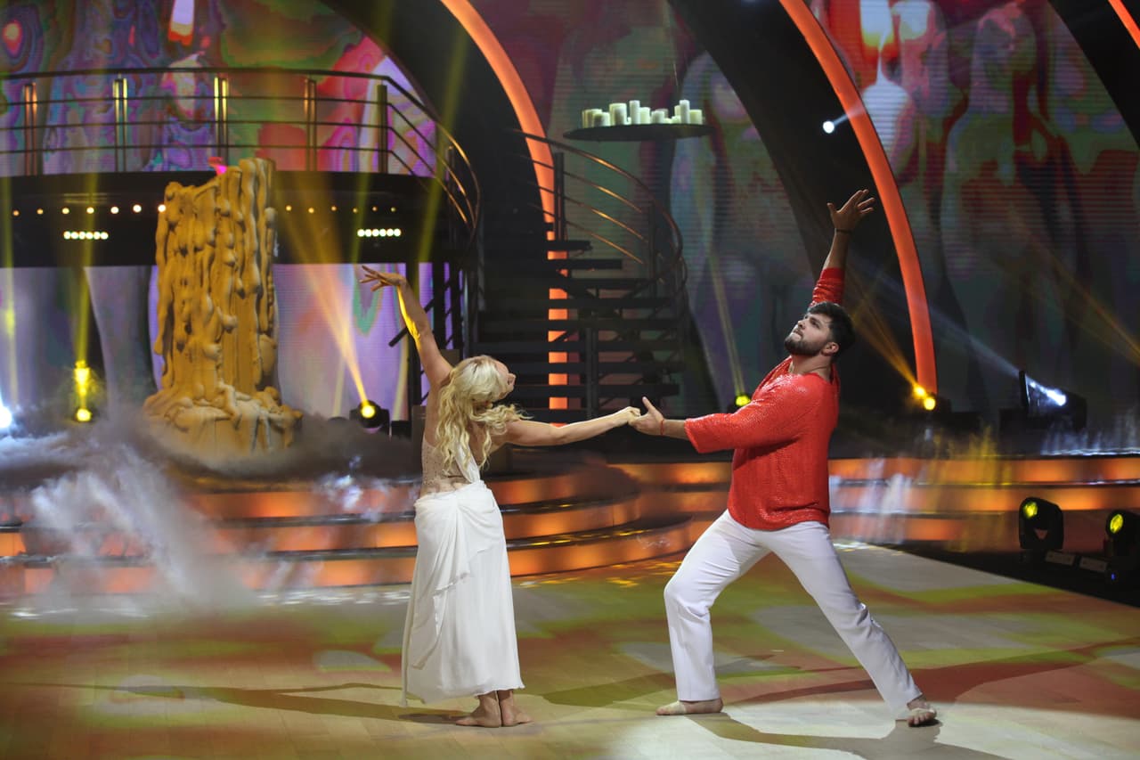 En esta "Guerra de sexos", Paul se enfrentó a 
<a href="https://www.univision.com/shows/mira-quien-baila/sara-corrales-la-muneca-que-cobro-vida-y-como-con-caray-video" target="_blank">Sara Corrales, quien se convirtió en una muñequita mexicana</a>. Aunque Paul se entregó por completo en su presentación, no convenció a los jueces.