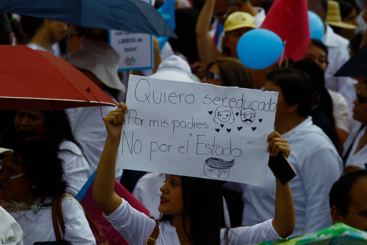 "Quiero ser educada por mis padres", se lee en la pancarta de una participante en la manifestación en Jalisco.