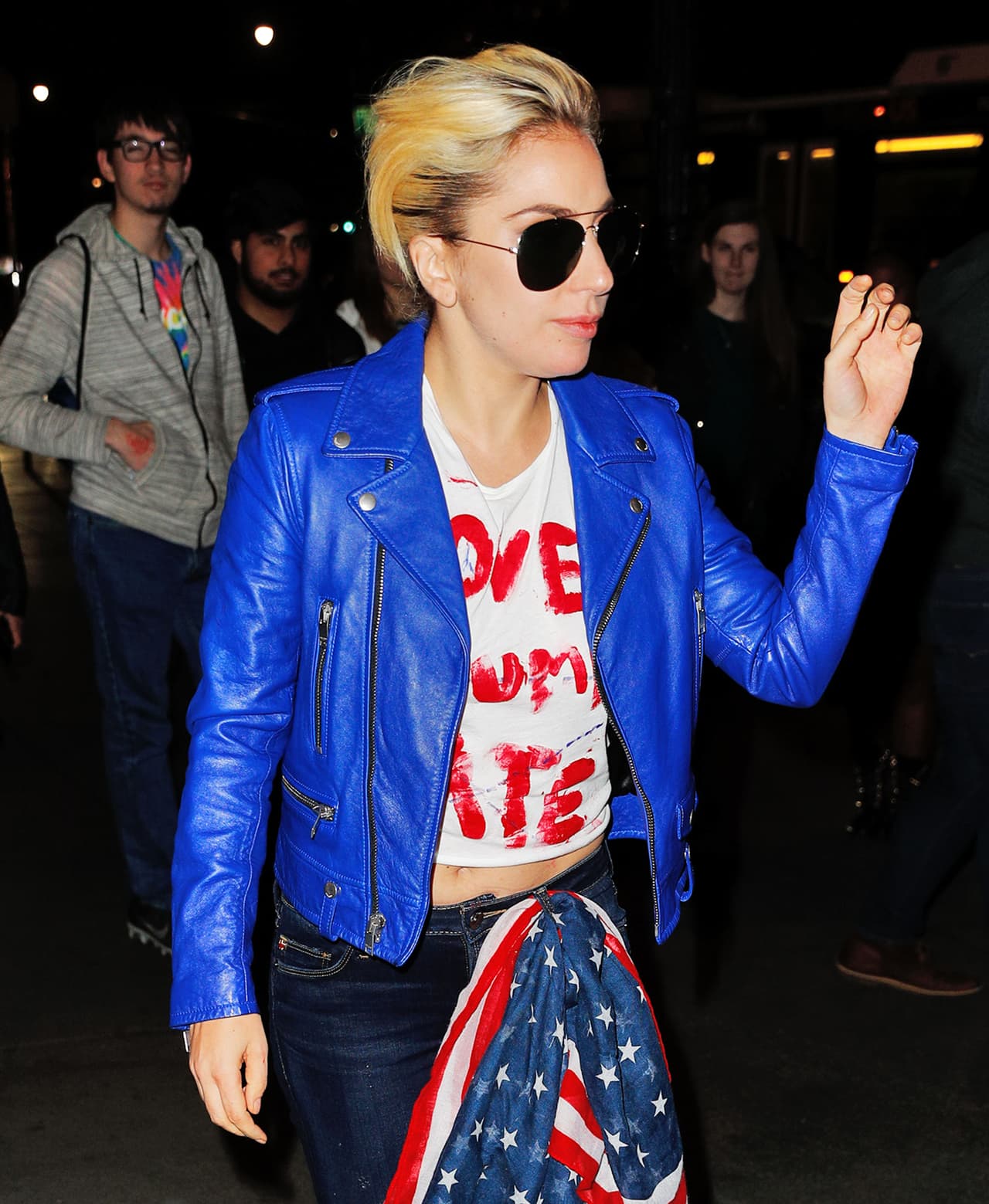 Junto a su chaqueta azul y una bandera estadounidense amarrada en su pantalón.