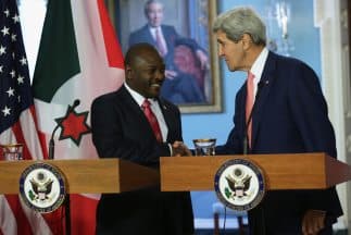 Pierre Nkurunziza, el presidente de Burundi, junto al secretario de Estado de EEUU, John Kerry.