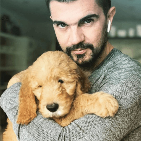 Este es Pluto, el más reciente miembro de la familia de Juanes y Karen Martínez, quien además tiene su propia cuenta en Instagram.