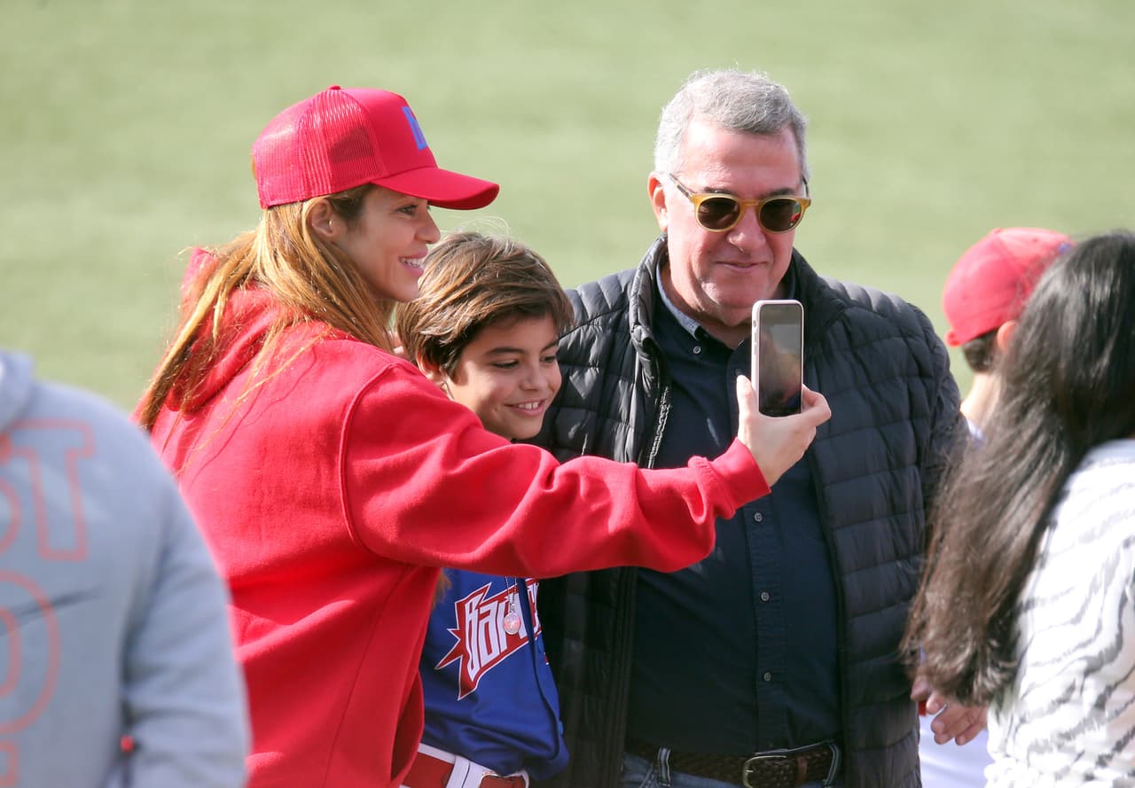 Según la versión del paparazzo, 
<b><a href="https://www.univision.com/shows/el-gordo-y-la-flaca/gerard-pique-se-ausenta-del-ultimo-juego-de-beisbol-de-su-hijo-milan-en-barcelona-por-un-viaje-romantico-video" target="_blank">Piqué y ella se fueron de viaje romántico. </a></b>
<br>