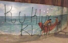 Arrestan a dos estudiantes por pintadas racistas