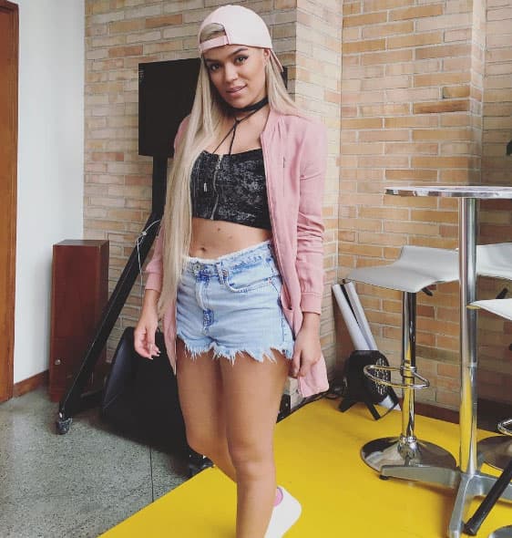 Karol G muy cómoda y casual en casita