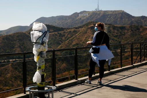 En el Observatorio de Griffith Park en las colinas de Hollywood ya no se pueden utilizar los binoculares para ver a la metrópoli de la costa oeste de Estados Unidos, ni los telescopios con los que se podía apreciar las estrellas y hasta los planetas más lejanos.