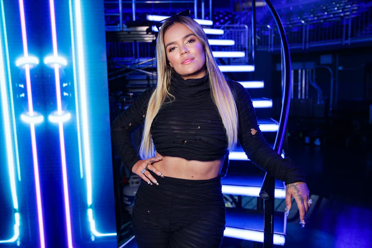 La cantante colombiana llegó a Miami procedente de Europa, para estar presente en los ensayos de Premios Juventud. Es una de las afortunadas que podrá subir a cantar al escenario.