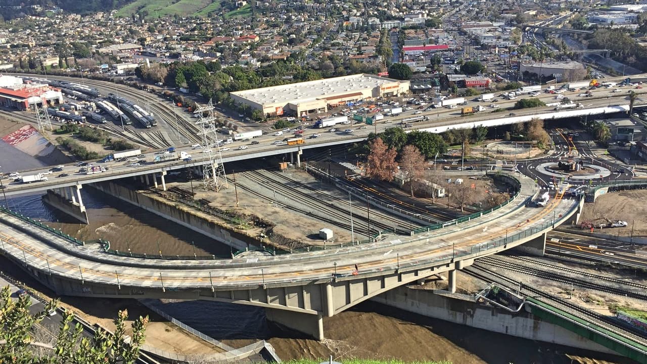 Reabren histórico puente de Los Ángeles que integra ruta ciclista y tiene glorieta