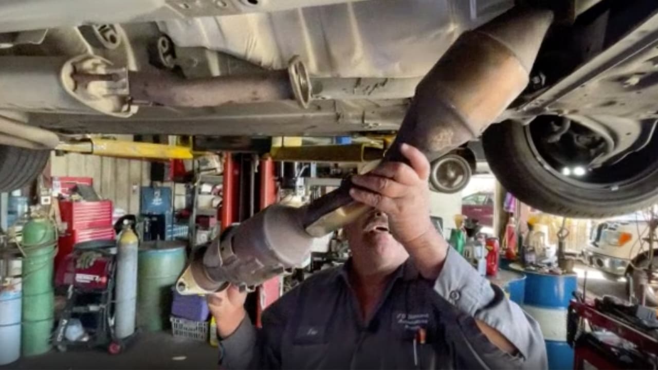 "El robo de catalizadores ha aumentado en un 150%": Mecánico automotriz explica cómo cubrir esta pieza 