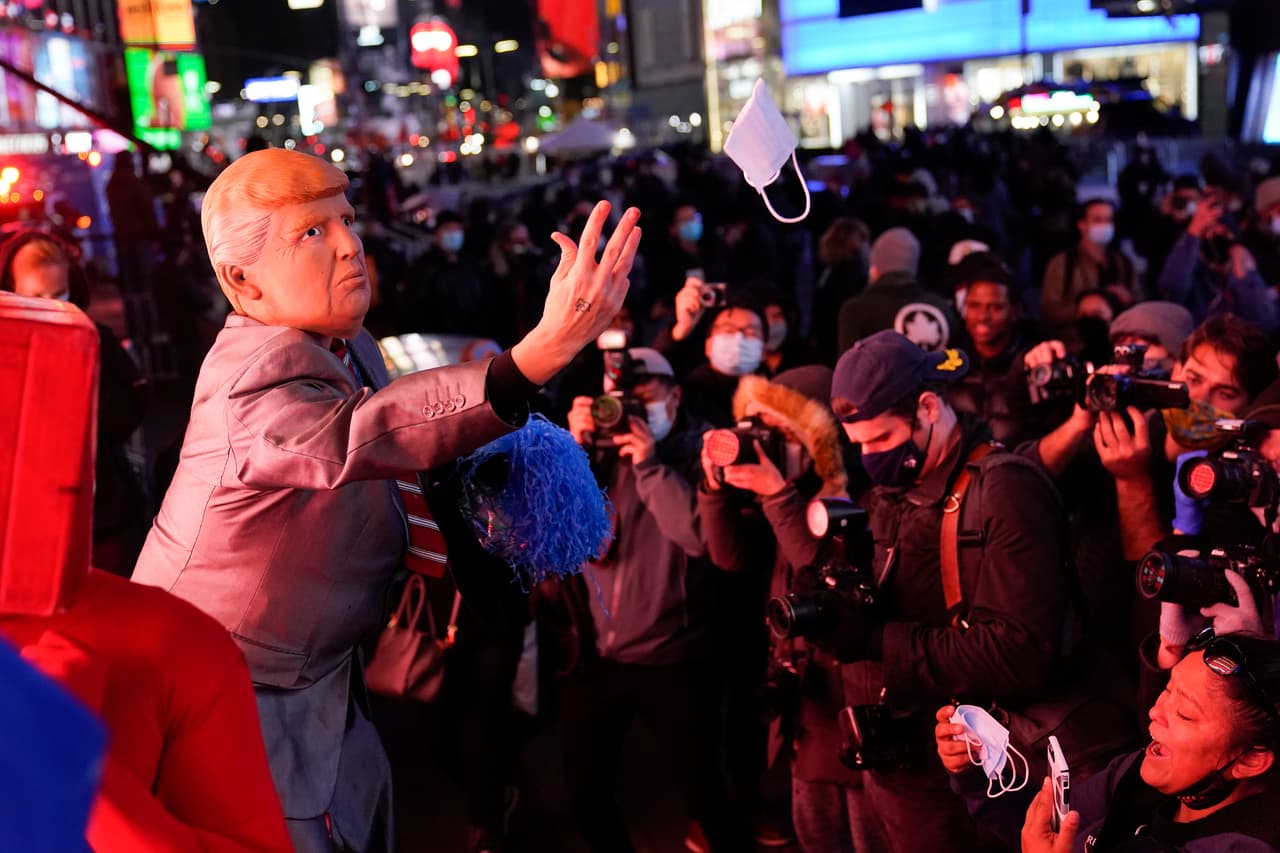 Algunos manifestantes se han reunido en Times Square, Nueva York, después de la elección.