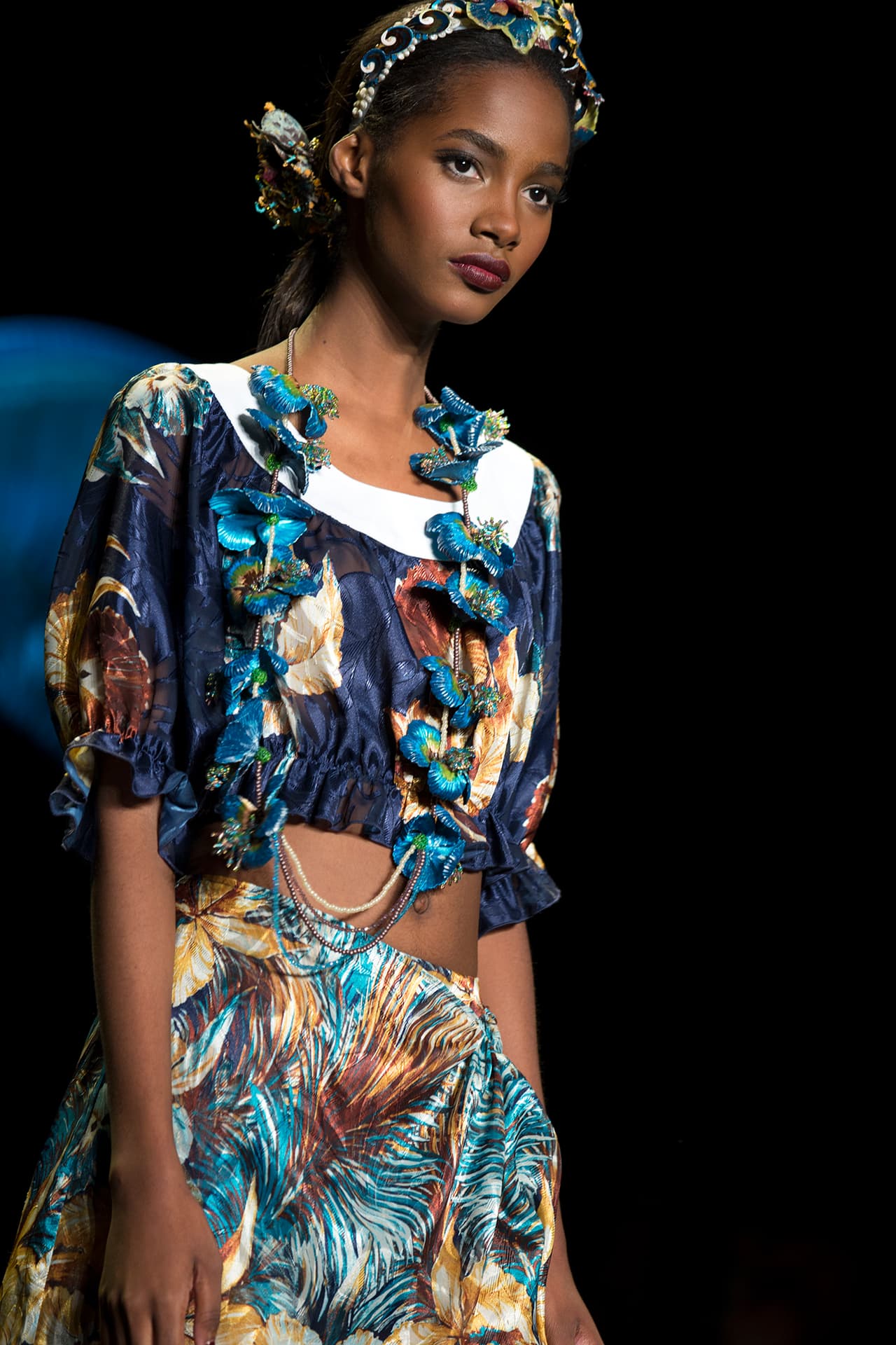 La diseñadora norteamericana encendió la pasarela del NYFW con una colección cargada de inspiración tropical. Su pasión por culturas exuberantes la reflejó en una colección llena de estampados florales que contrastan con telas oscuras. Faldas, vestidos, bikinis, shorts y tops llenos de 'glamour'. ¿Y quien mejor para protagonizar un desfile tan salvaje que la modelo Gigi Hadid? Aquí los mejores momentos de su participación en el penúltimo día del NYFW. Diseñadora Anna Sui. NYFW, Spring/Summer 2016 - 09/16/2015