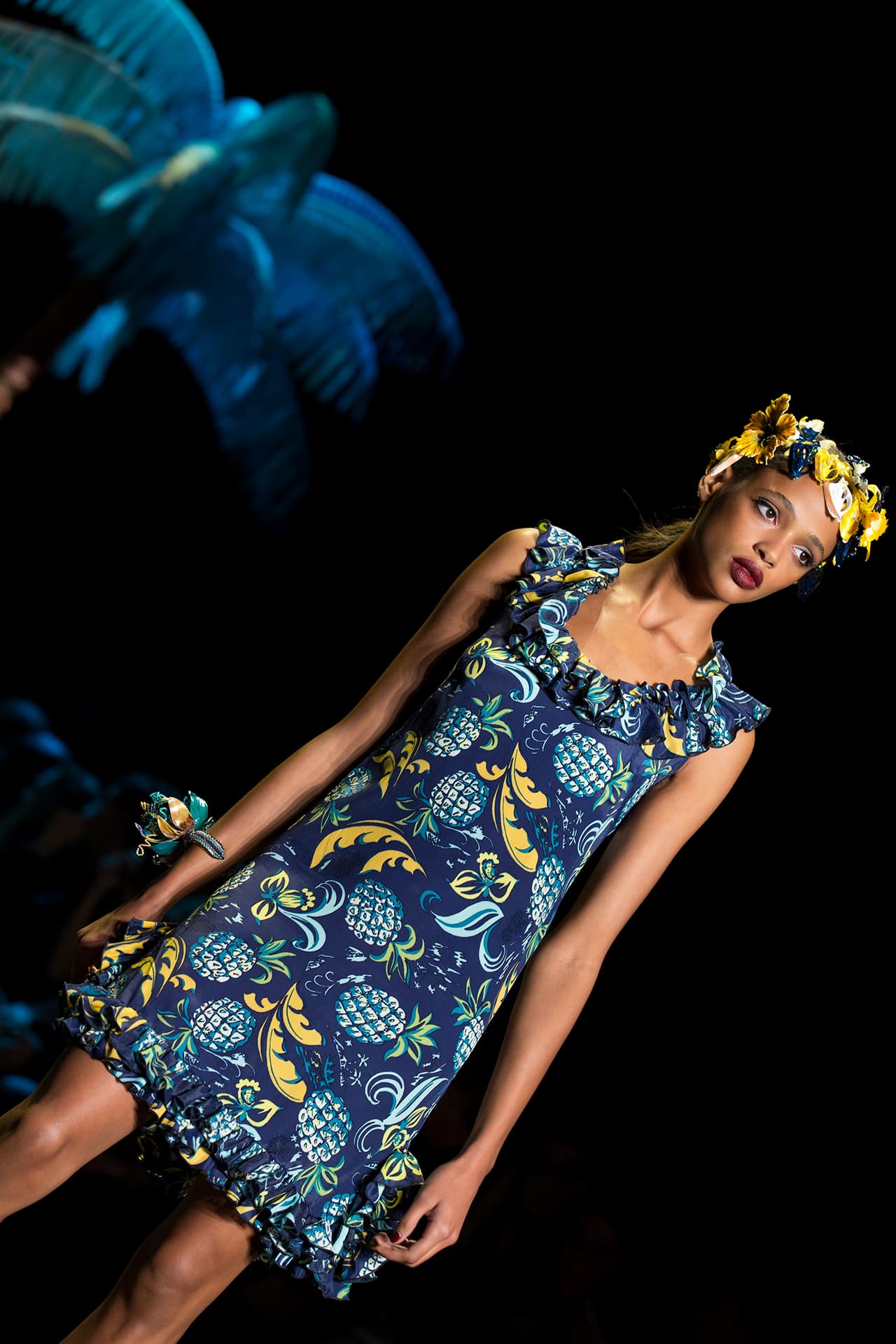 La diseñadora norteamericana encendió la pasarela del NYFW con una colección cargada de inspiración tropical. Su pasión por culturas exuberantes la reflejó en una colección llena de estampados florales que contrastan con telas oscuras. Faldas, vestidos, bikinis, shorts y tops llenos de 'glamour'. ¿Y quien mejor para protagonizar un desfile tan salvaje que la modelo Gigi Hadid? Aquí los mejores momentos de su participación en el penúltimo día del NYFW. Diseñadora Anna Sui. NYFW, Spring/Summer 2016 - 09/16/2015