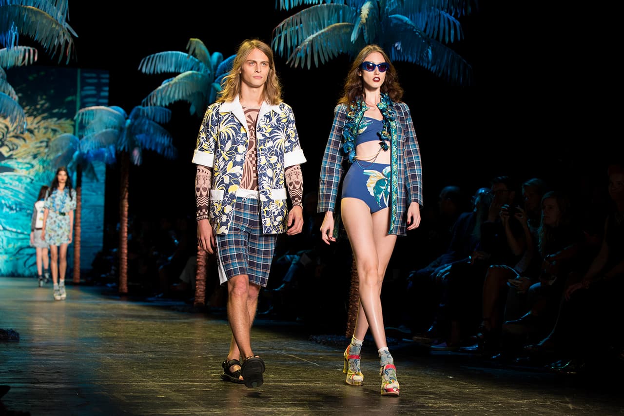La diseñadora norteamericana encendió la pasarela del NYFW con una colección cargada de inspiración tropical. Su pasión por culturas exuberantes la reflejó en una colección llena de estampados florales que contrastan con telas oscuras. Faldas, vestidos, bikinis, shorts y tops llenos de 'glamour'. ¿Y quien mejor para protagonizar un desfile tan salvaje que la modelo Gigi Hadid? Aquí los mejores momentos de su participación en el penúltimo día del NYFW. Diseñadora Anna Sui. NYFW, Spring/Summer 2016 - 09/16/2015
