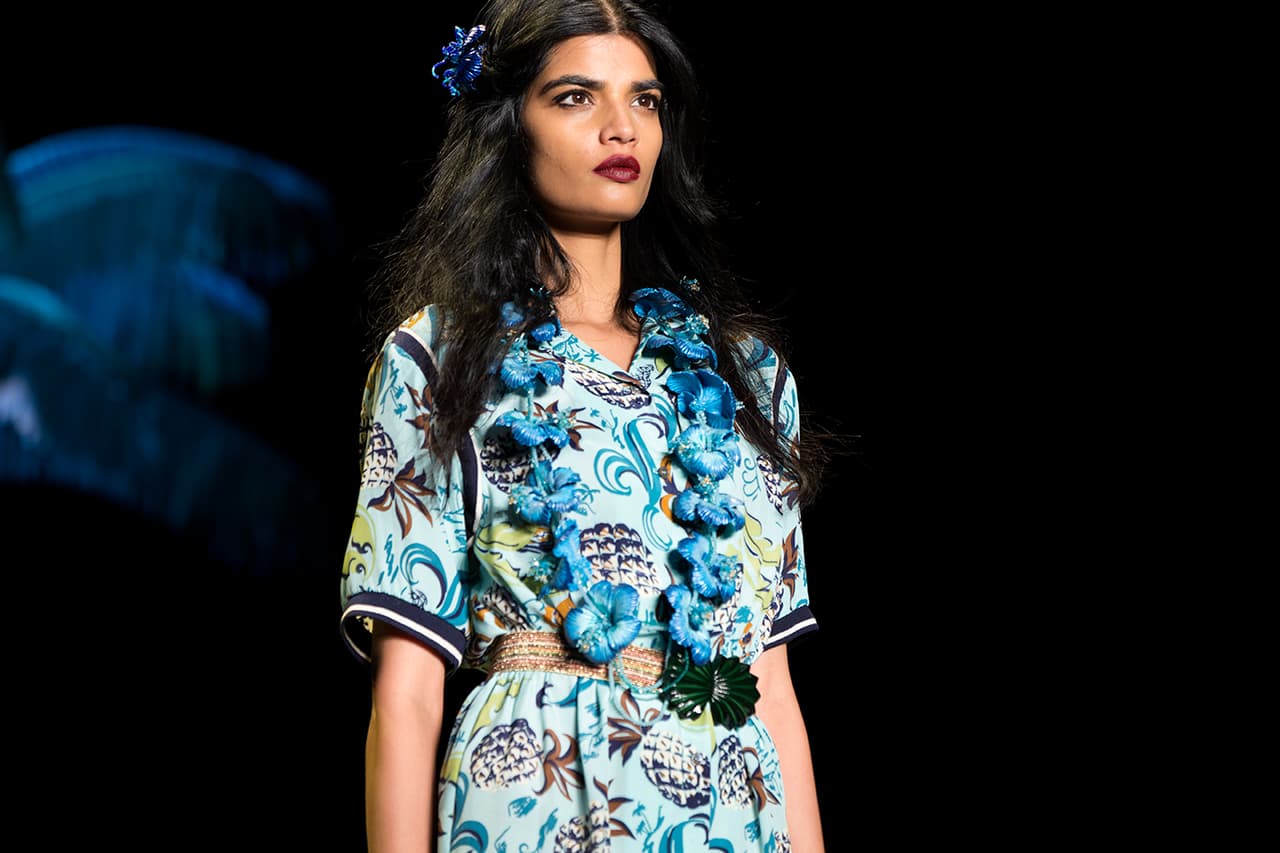 La diseñadora norteamericana encendió la pasarela del NYFW con una colección cargada de inspiración tropical. Su pasión por culturas exuberantes la reflejó en una colección llena de estampados florales que contrastan con telas oscuras. Faldas, vestidos, bikinis, shorts y tops llenos de 'glamour'. ¿Y quien mejor para protagonizar un desfile tan salvaje que la modelo Gigi Hadid? Aquí los mejores momentos de su participación en el penúltimo día del NYFW. Diseñadora Anna Sui. NYFW, Spring/Summer 2016 - 09/16/2015