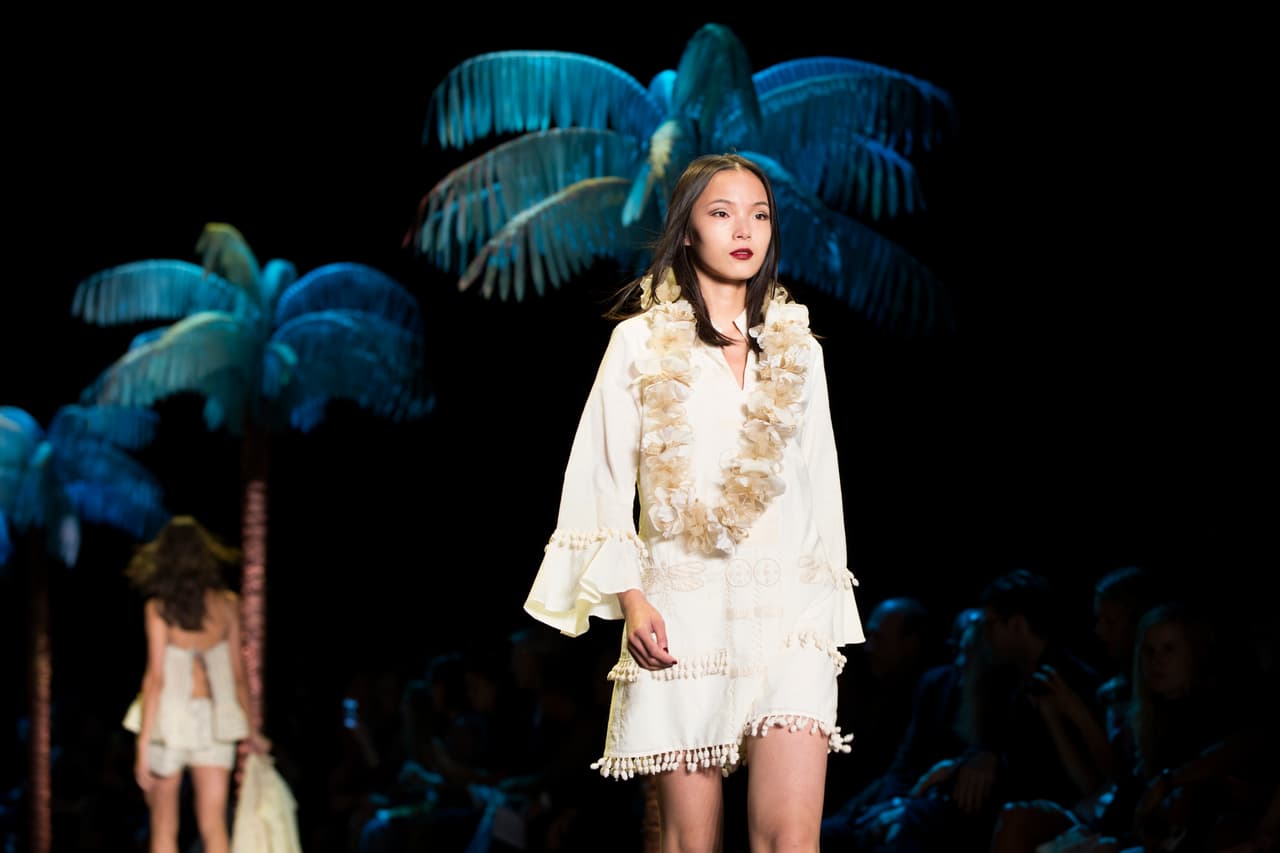 La diseñadora norteamericana encendió la pasarela del NYFW con una colección cargada de inspiración tropical. Su pasión por culturas exuberantes la reflejó en una colección llena de estampados florales que contrastan con telas oscuras. Faldas, vestidos, bikinis, shorts y tops llenos de 'glamour'. ¿Y quien mejor para protagonizar un desfile tan salvaje que la modelo Gigi Hadid? Aquí los mejores momentos de su participación en el penúltimo día del NYFW. Diseñadora Anna Sui. NYFW, Spring/Summer 2016 - 09/16/2015