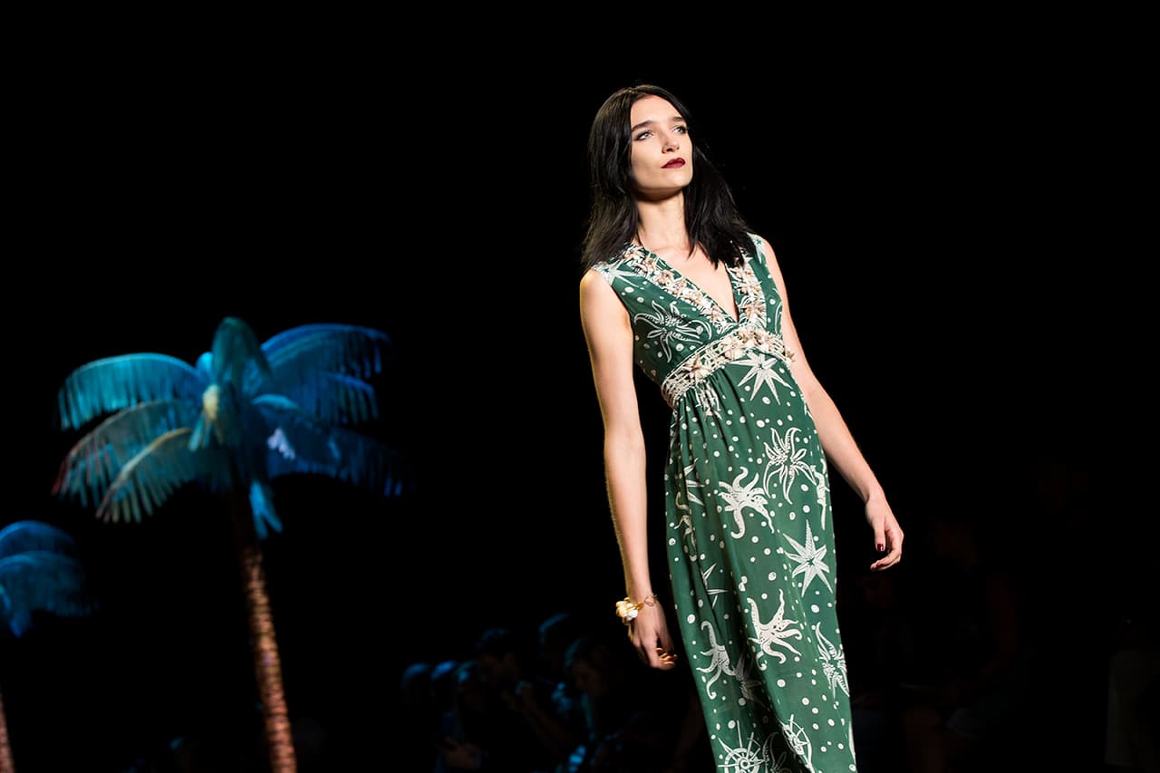 La diseñadora norteamericana encendió la pasarela del NYFW con una colección cargada de inspiración tropical. Su pasión por culturas exuberantes la reflejó en una colección llena de estampados florales que contrastan con telas oscuras. Faldas, vestidos, bikinis, shorts y tops llenos de 'glamour'. ¿Y quien mejor para protagonizar un desfile tan salvaje que la modelo Gigi Hadid? Aquí los mejores momentos de su participación en el penúltimo día del NYFW. Diseñadora Anna Sui. NYFW, Spring/Summer 2016 - 09/16/2015