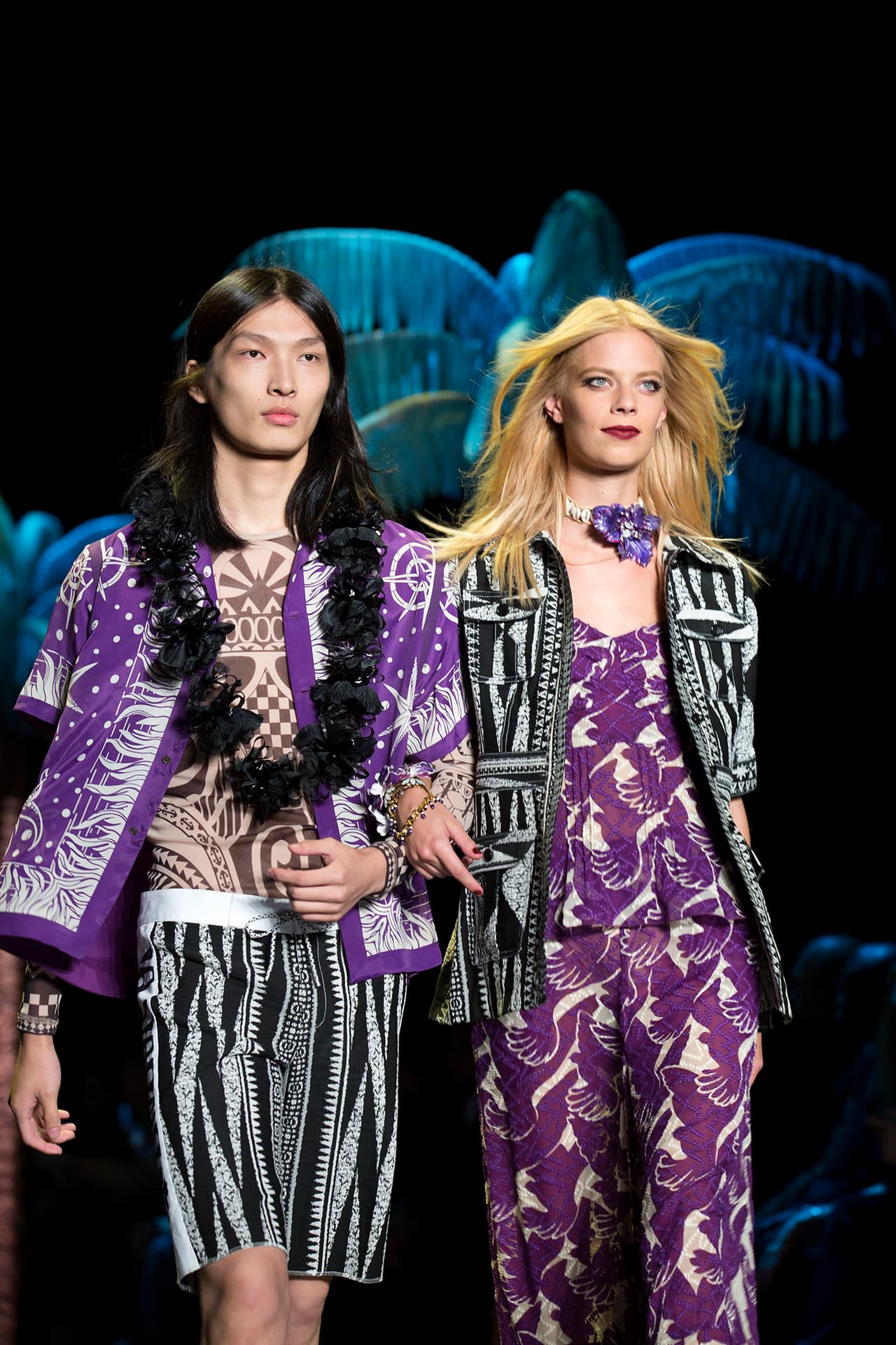 La diseñadora norteamericana encendió la pasarela del NYFW con una colección cargada de inspiración tropical. Su pasión por culturas exuberantes la reflejó en una colección llena de estampados florales que contrastan con telas oscuras. Faldas, vestidos, bikinis, shorts y tops llenos de 'glamour'. ¿Y quien mejor para protagonizar un desfile tan salvaje que la modelo Gigi Hadid? Aquí los mejores momentos de su participación en el penúltimo día del NYFW. Diseñadora Anna Sui. NYFW, Spring/Summer 2016 - 09/16/2015