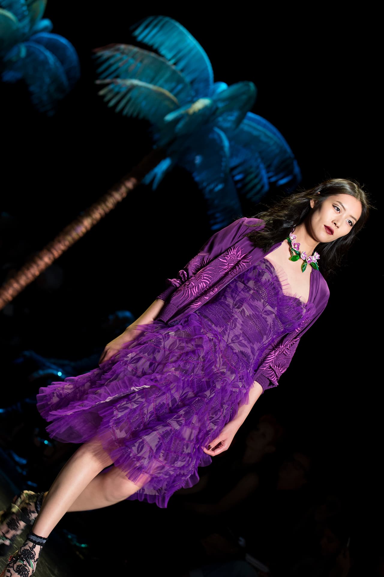 La diseñadora norteamericana encendió la pasarela del NYFW con una colección cargada de inspiración tropical. Su pasión por culturas exuberantes la reflejó en una colección llena de estampados florales que contrastan con telas oscuras. Faldas, vestidos, bikinis, shorts y tops llenos de 'glamour'. ¿Y quien mejor para protagonizar un desfile tan salvaje que la modelo Gigi Hadid? Aquí los mejores momentos de su participación en el penúltimo día del NYFW. Diseñadora Anna Sui. NYFW, Spring/Summer 2016 - 09/16/2015