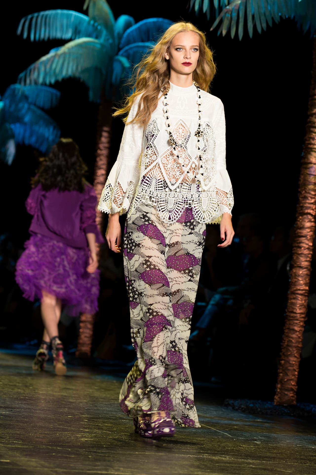 La diseñadora norteamericana encendió la pasarela del NYFW con una colección cargada de inspiración tropical. Su pasión por culturas exuberantes la reflejó en una colección llena de estampados florales que contrastan con telas oscuras. Faldas, vestidos, bikinis, shorts y tops llenos de 'glamour'. ¿Y quien mejor para protagonizar un desfile tan salvaje que la modelo Gigi Hadid? Aquí los mejores momentos de su participación en el penúltimo día del NYFW. Diseñadora Anna Sui. NYFW, Spring/Summer 2016 - 09/16/2015