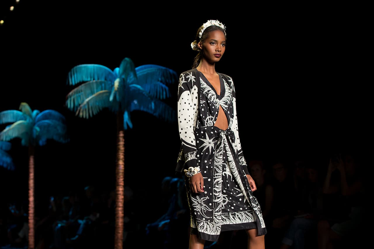 La diseñadora norteamericana encendió la pasarela del NYFW con una colección cargada de inspiración tropical. Su pasión por culturas exuberantes la reflejó en una colección llena de estampados florales que contrastan con telas oscuras. Faldas, vestidos, bikinis, shorts y tops llenos de 'glamour'. ¿Y quien mejor para protagonizar un desfile tan salvaje que la modelo Gigi Hadid? Aquí los mejores momentos de su participación en el penúltimo día del NYFW. Diseñadora Anna Sui. NYFW, Spring/Summer 2016 - 09/16/2015