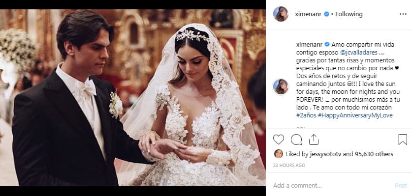 Ximena Navarrete cumplió dos años de casada el pasado lunes 1 de abril y compartió esta imagen de su boda con un romántico mensaje para conmemorar su aniversario de bodas en Instagram.
