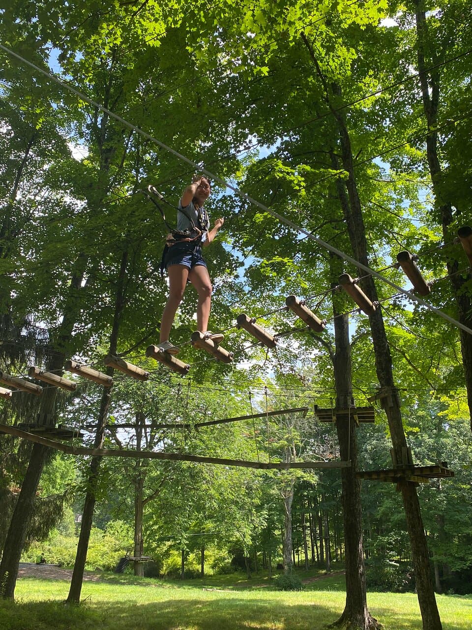 <b><a href="https://www.exploriaresorts.com/east-stroudsburg-pennsylvania/pocono-mountain-villas/nearby/pocono-tree-ventures">Pocono TreeVentures</a></b>. Lánzate en Zip Line entre los árboles, prueba tus habilidades para mantener el equilibrio en las cuerdas, sube a las plataformas, balancéate en las pasarelas de alambre y vuela por los aires como un pájaro en las tirolesas de carreras dobles.
<br>
<br>
<b><a href="https://g.page/pocono-treeventures-pennsylvania?share">Cómo llegar</a> </b>