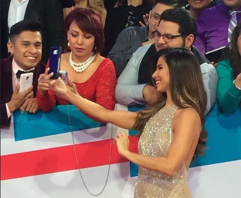 La guapa Roselyn Sánchez se acercó a los fans para convivir con ellos y tomarse algunas selfies.