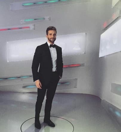 Por la red se coló una foto del guapo Pablo Alborán llegando a la alfombra de Latin GRAMMY como todo un catrín.