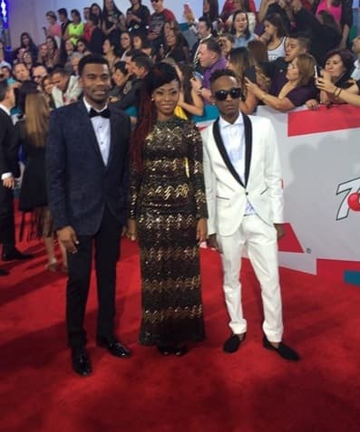 Los chicos de ChocQuibTown también caminaron por la alfombra y posaron sonrientes para las cámaras que los persiguieron.