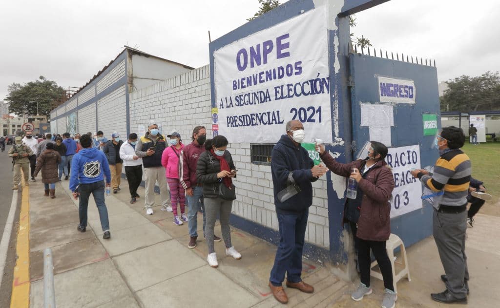 En una campaña electoral fuertemente polarizada, millones de
<a href="https://www.univision.com/noticias/america-latina/elecciones-peru-keiko-fujimori-resultado-preliminar">peruanos votaron este domingo</a> para elegir a su próximo presidente de la república, entre la derechista candidata del Frente Popular,
<a href="https://www.univision.com/temas/keiko-fujimori">Keiko Fujimori</a>, y el izquierdista de Perú Libre,
<a href="https://www.univision.com/temas/pedro-castillo">Pedro Castillo</a>.