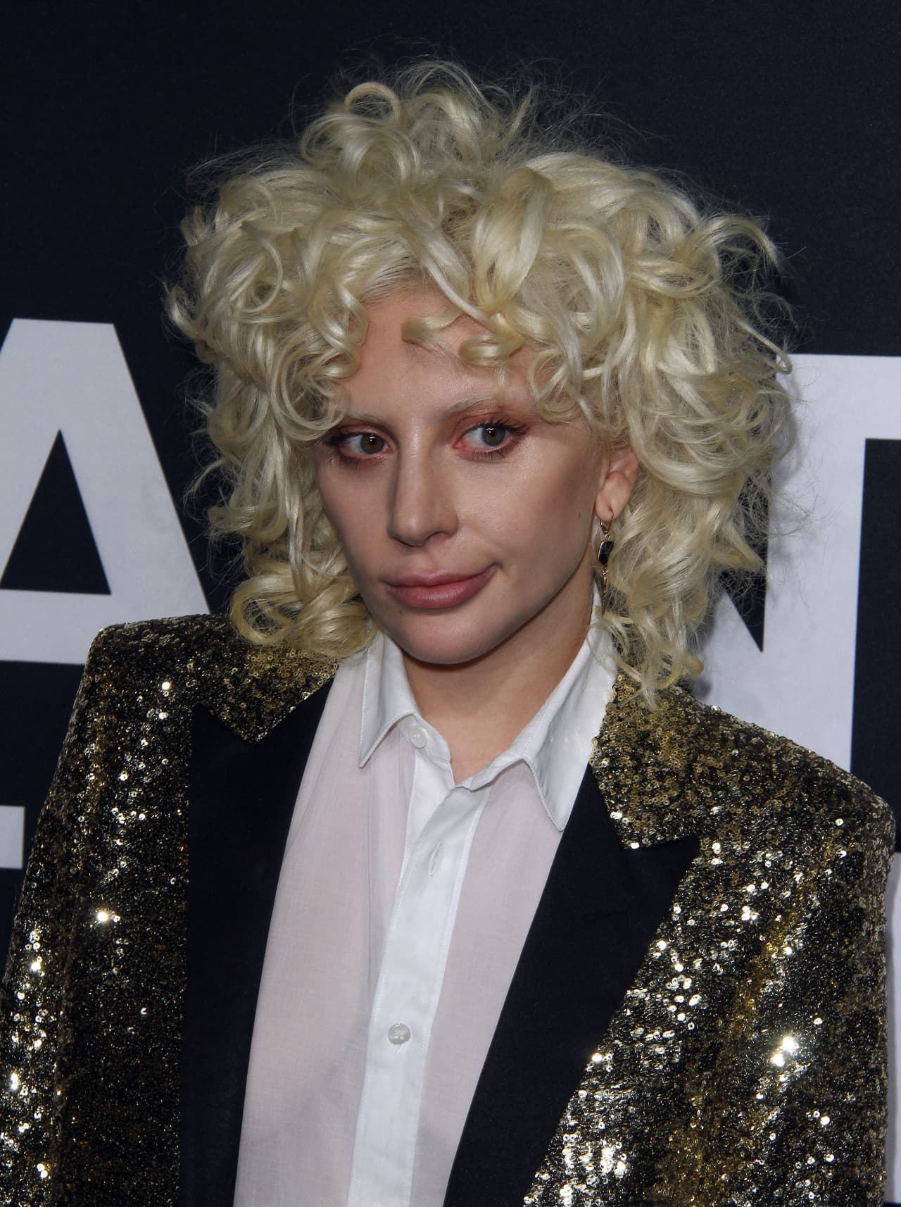 En el mismo evento, Lady Gaga se mostró con un maquillaje natural que, por alguna razón, no dio el efecto deseado.