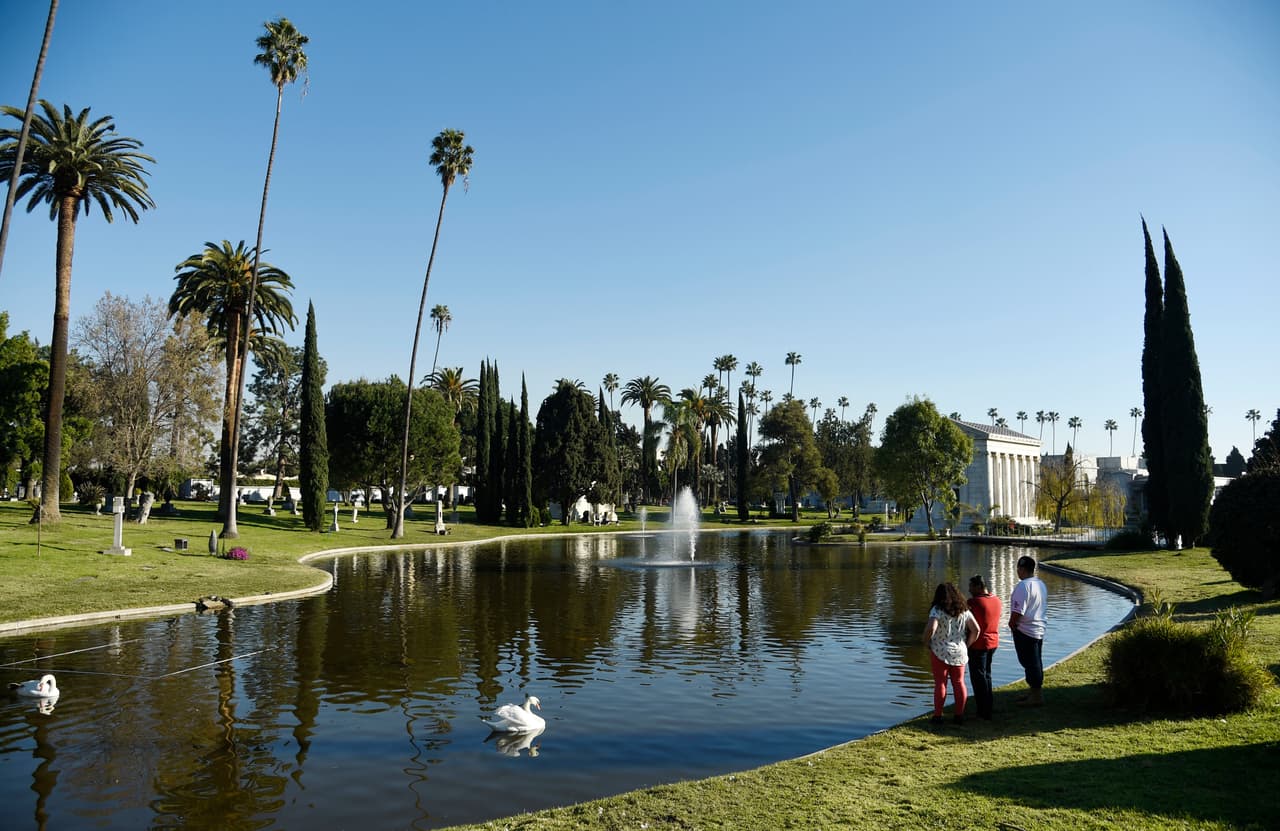 En el 
<b>cementerio Hollywood Forever</b> puedes rendir tributo a algunas de las más grandes estrellas del cine en su último lugar de descanso y a la vez disfrutar de sus jardines y eventos. Un clásico. El horario de visitas es de 8:00 a.m. a 5:30 p.m. todos los días.