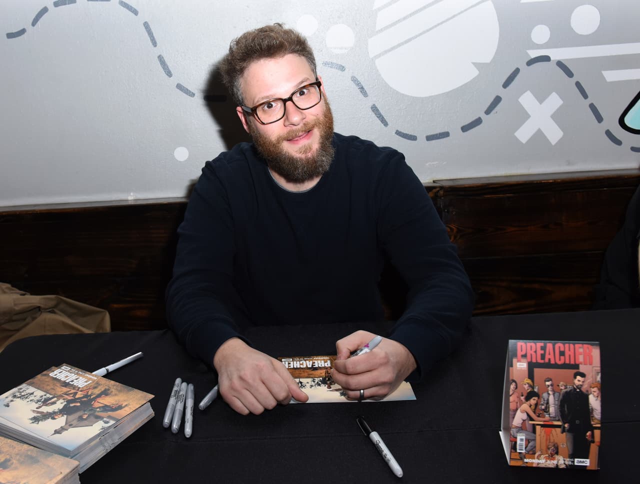 El actor y escritor Seth Rogen estuvo firmando autógrafos.
