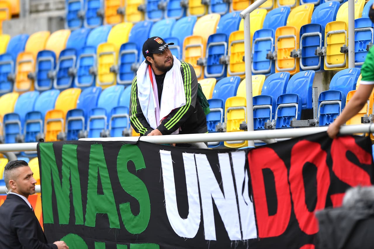 El estadio de Gdynia en Polonia es testigo del colorido previo de los fanáticos de México y de Japón para apoyar a sus selecciones en el segundo partido del Grupo B del Mundial Sub-20.