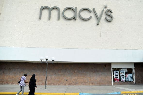 8 Macy’s. Demostrando que los costos de envío caros no son necesariamente una cosa del pasado, la cadena de tiendas de departamento calculó sus gastos de transporte en la cantidad en dólares de la orden, no en el tamaño o el peso del paquete. La tarifa base es de $5.95 para pedidos de menos de $25, hasta unos $23.95 por $300 o más. Y eso en el envio estándar.