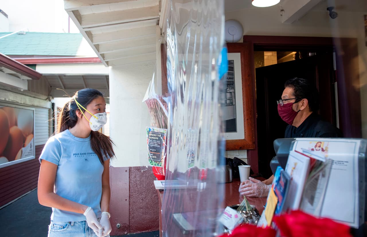 El proceso es simple. Las personas de la generación Baby Boomer (nacidos entre los años 1944 y 1964) envían a la página de 
<a href="https://www.zoomerstoboomers.com/" target="_blank">Zoomers to Boomers</a> la lista de alimentos que necesitan y pagan en línea.