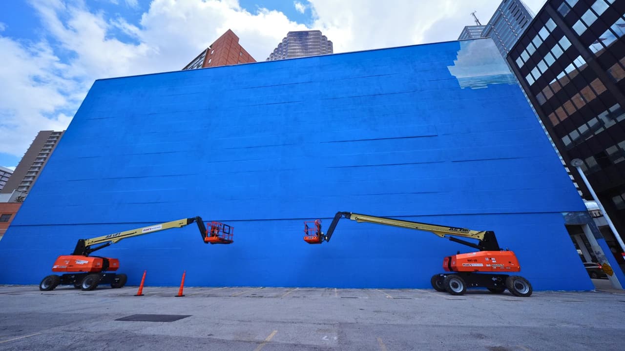 <h3 class="cms-H3-H3">El mural de ballenas en Dallas llevaba casi tres décadas en downtown</h3> El mural mostraba
<b> ballenas y vida marina en una pared de gran tamaño. </b>
<br>Según la Wyland Foundation, la sección principal 
<b>medía unos 164 pies de largo por 82 pies de alto.</b> Otra parte lateral medía 
<b>aproximadamente 50 pies por 78 pies.</b> 
<br>Aunque Dallas no es una ciudad costera, 
<b>la obra buscaba conectar al público con la conservación del océano y del agua limpia.</b> 
<br>Con el paso del tiempo, el mural se convirtió en 
<b>una referencia visual para residentes, trabajadores y visitantes del centro. </b>
<br>Para muchos, no era solo una pintura sobre una pared, era 
<b>una pieza reconocible del downtown y parte de la memoria urbana de Dallas.</b>