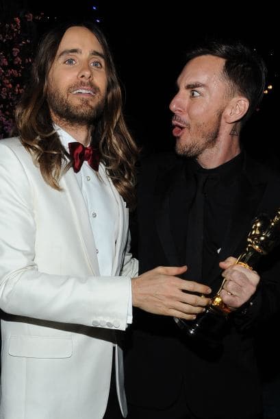 Todo orgulloso que salió Jared Leto con su Oscar y esperaba hacer sus poses como un "Lord" cuando llegó su hermano y en una efusiva expresión le arruinó la foto de gloria. Más videos de Chismes aquí.